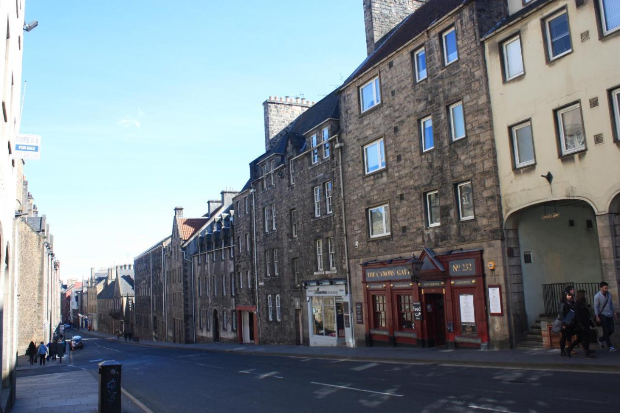 Royal Mile Famous Canongate Flat เอดินบะระ ภายนอก รูปภาพ